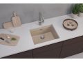 Bež granital enojno korito Omni+ 30 z integrirano dodatno poličko na belem kuhinjskem pultu