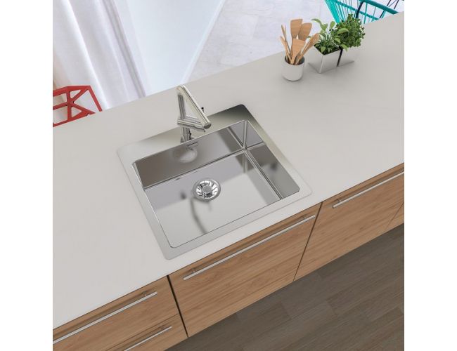 Moderna kuhinja z belim pultom in lesenimi omaricami, v katerega je vgrajeno pravokotno inox pomivalno korito Pure 70 QC z enoročno armaturo in odtokom; ob koritu sta lončnica in posoda z lesenimi kuhinjskimi pripomočki.