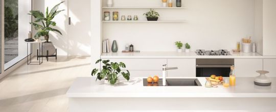 Bijela kuhinja i sudoper iz nehrđajućeg čelika