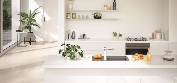 Bijela kuhinja i sudoper iz nehrđajućeg čelika